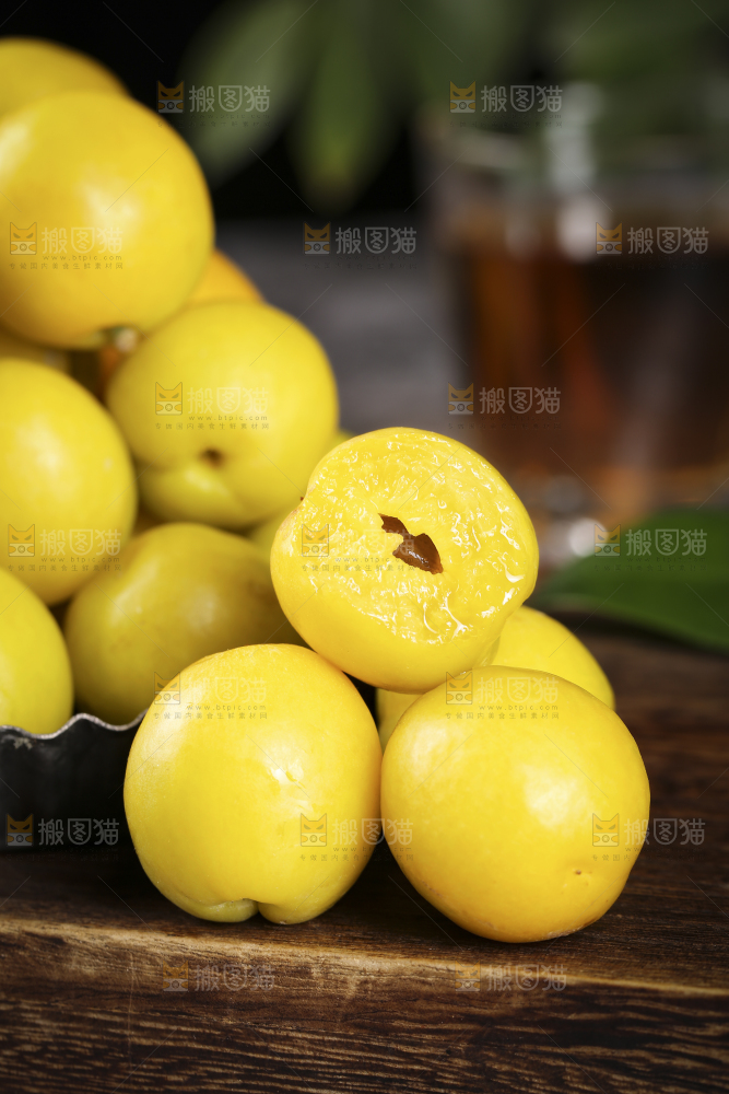 木底上放着小白杏