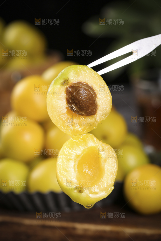 叉子上叉着的小白杏
