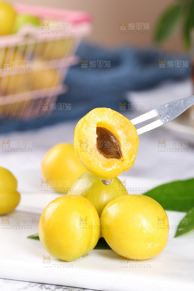 叉子上叉着的小白杏