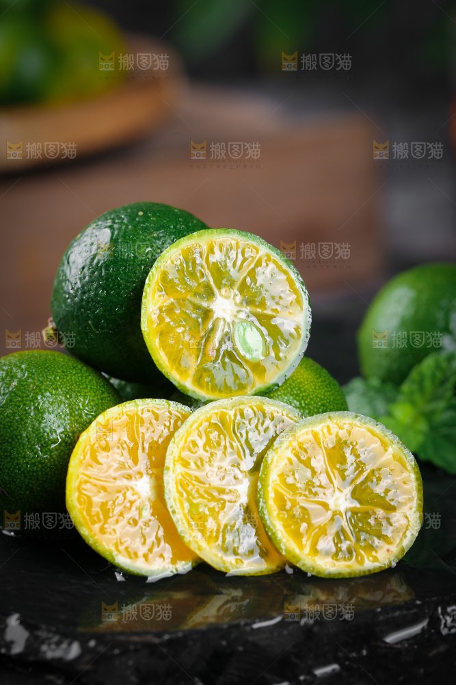 黑底上放着小金桔