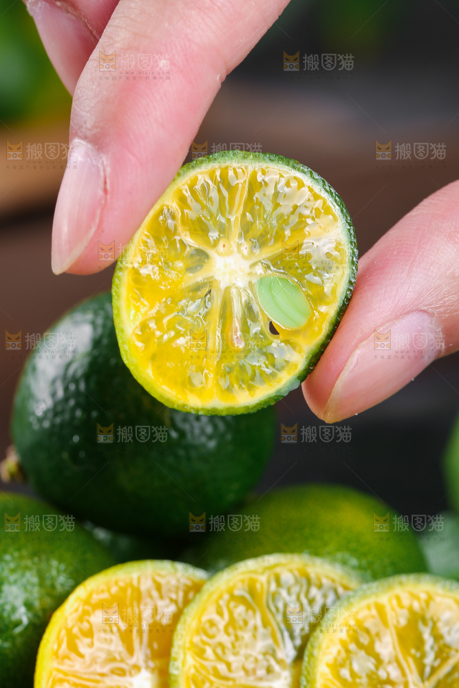 手上拿着小金桔
