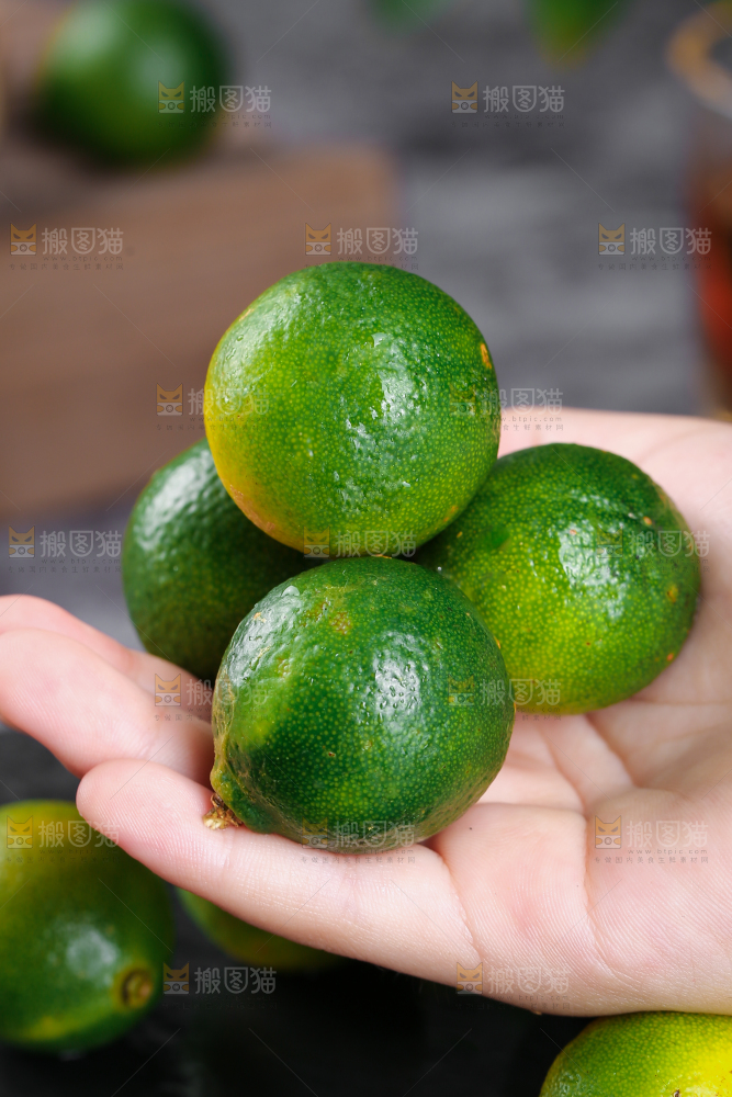 手上拿着小金桔