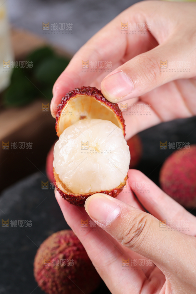 手上拿着无核荔枝