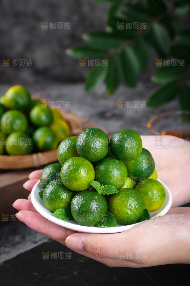 手上端着一盘小金桔