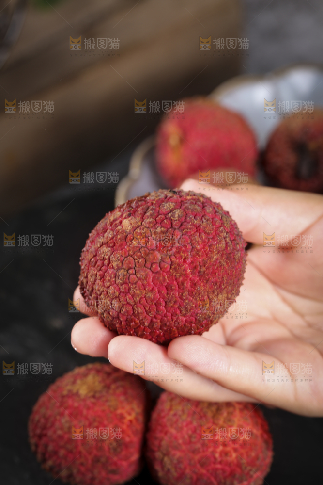 手上捧着无核荔枝