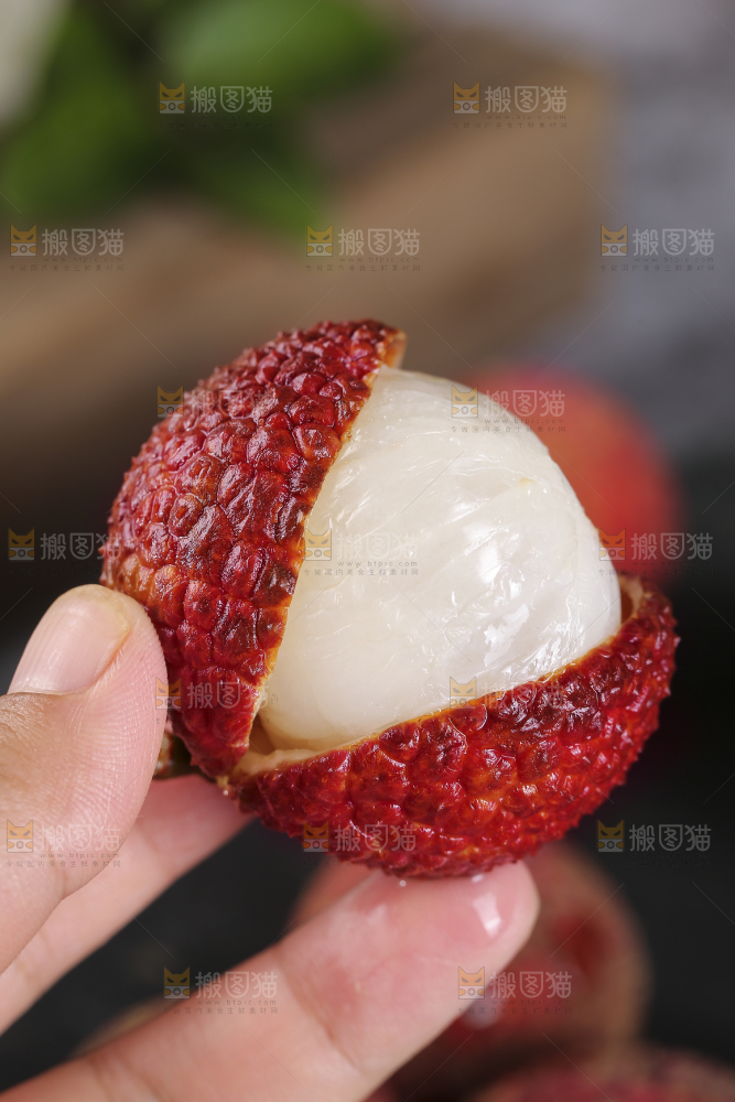 手上拿着无核荔枝