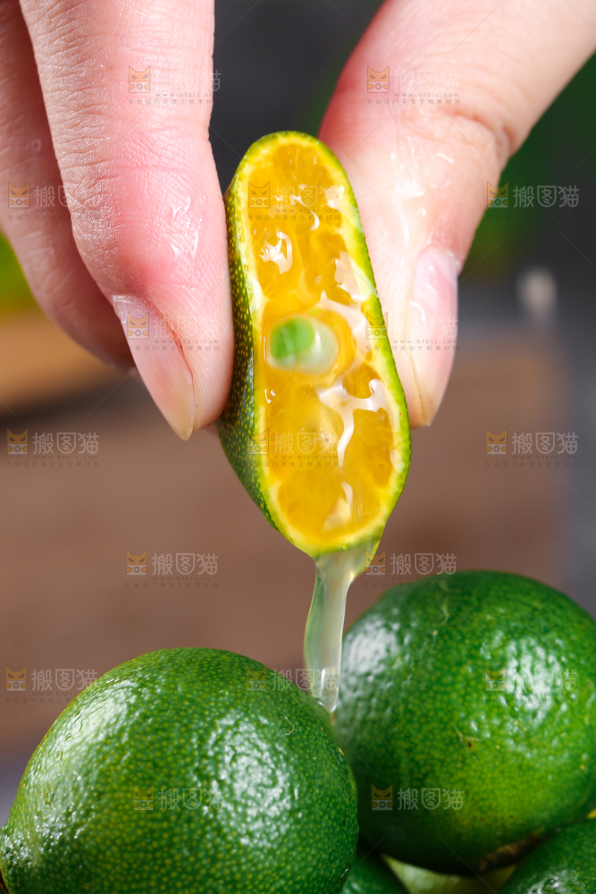 手上拿着小金桔