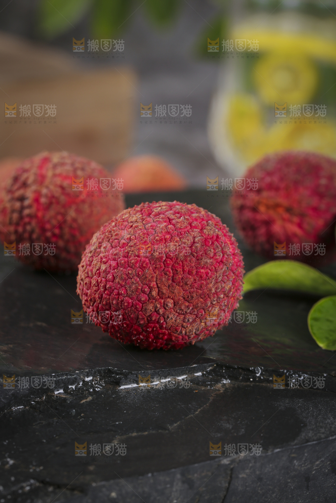黑底上放着无核荔枝