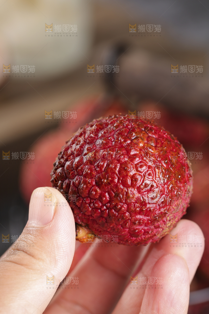 手上拿着的无核荔枝