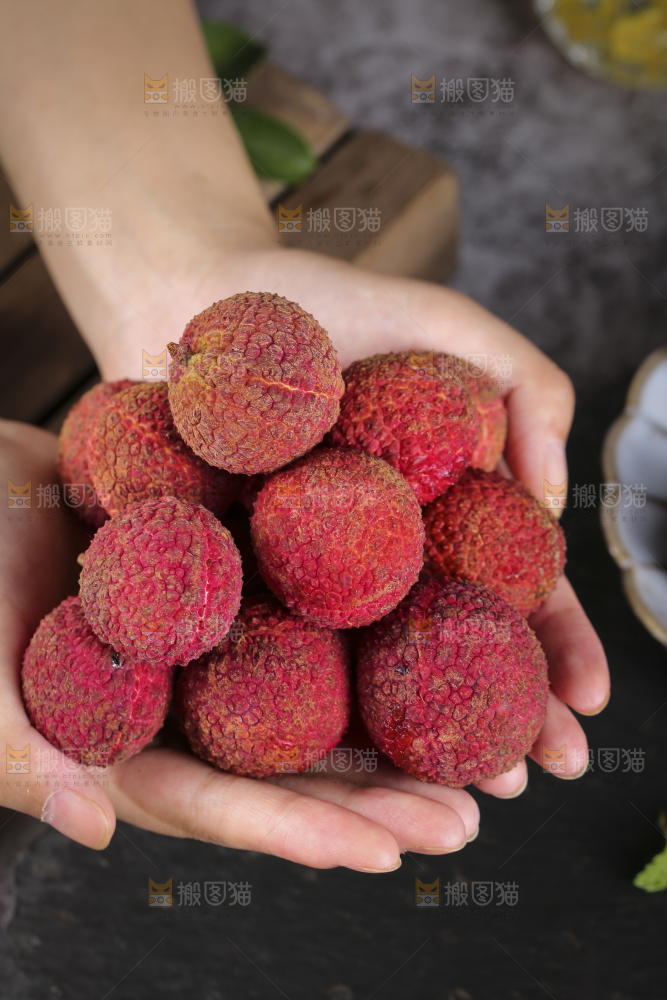 手上捧着无核荔枝