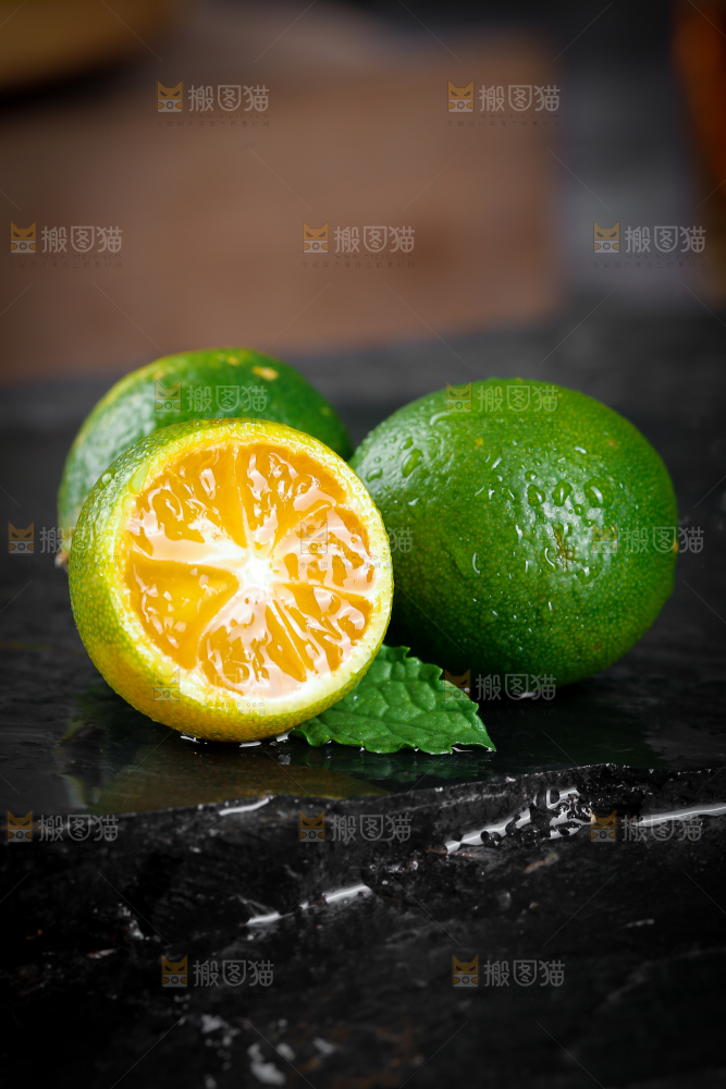黑底上放着小金桔