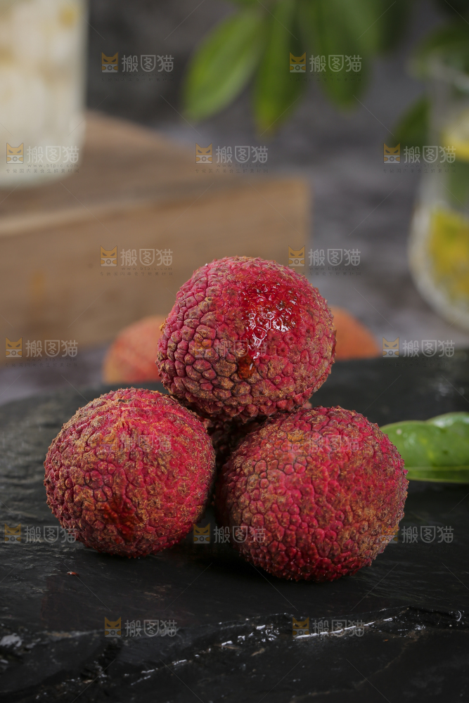 黑底上放着无核荔枝