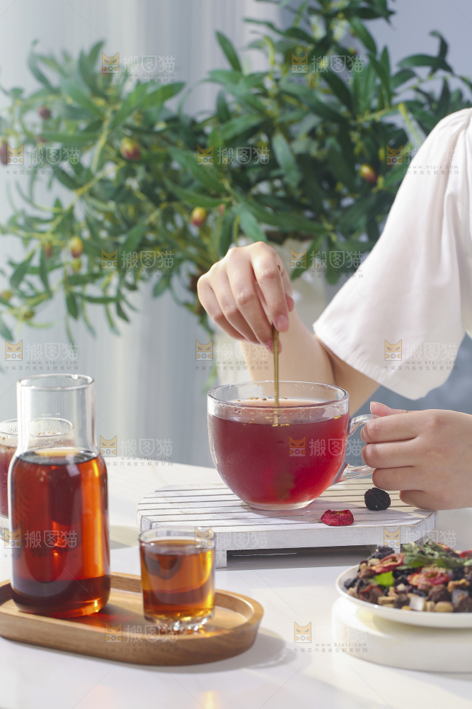 手上拿着一杯酸梅汤