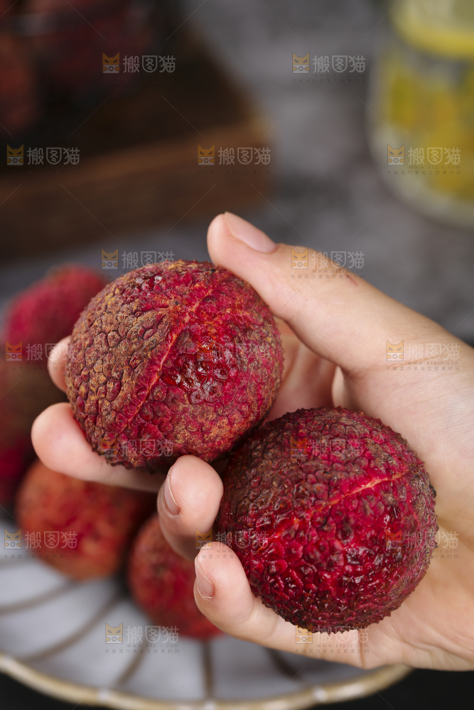 手上捧着无核荔枝