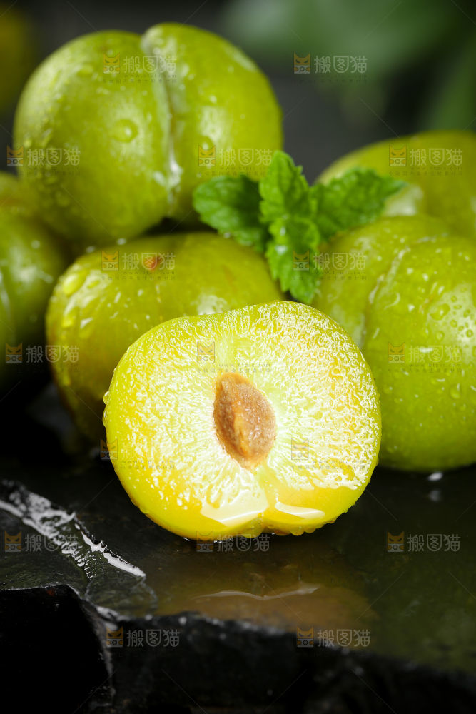 黑底上放着蜂糖李