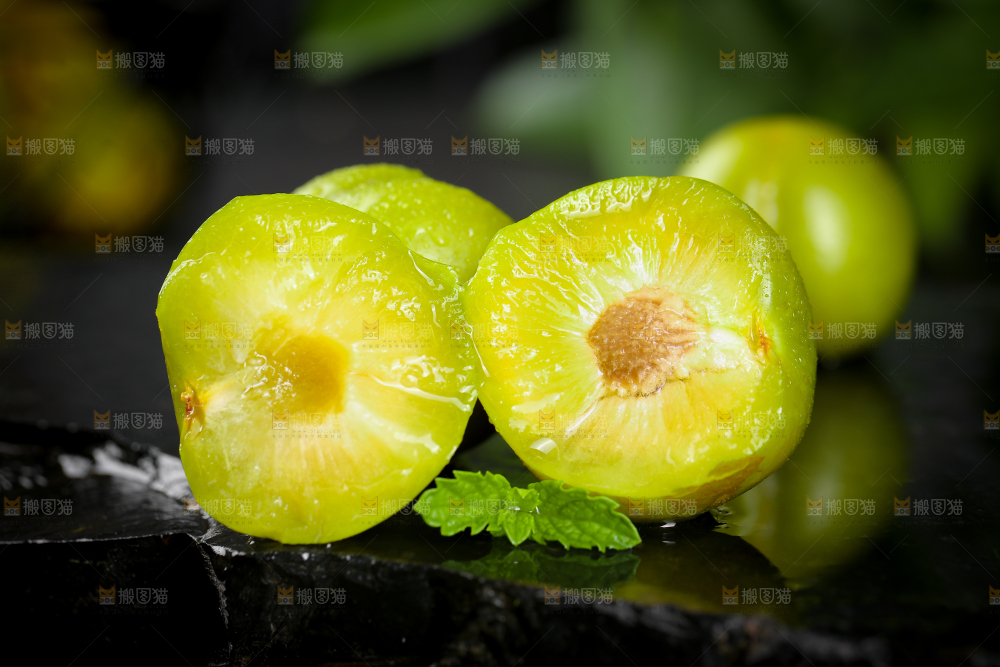 黑底上放着蜂糖李