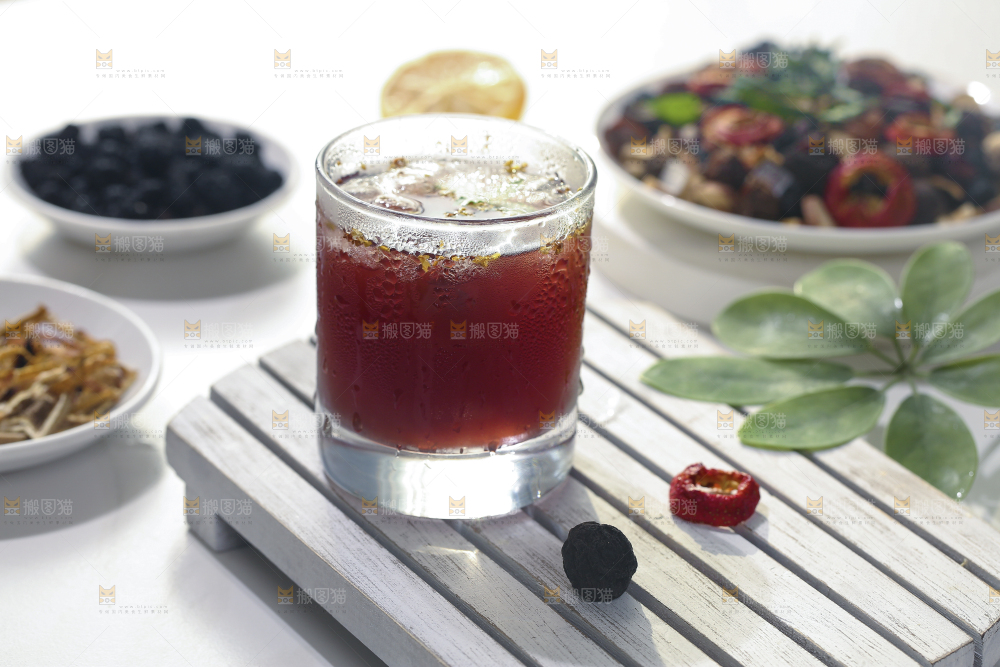 手上拿着一杯酸梅汤