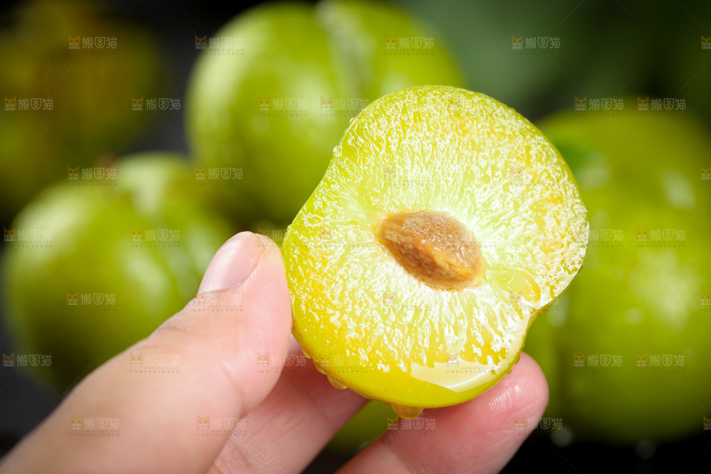 手上拿着蜂糖李
