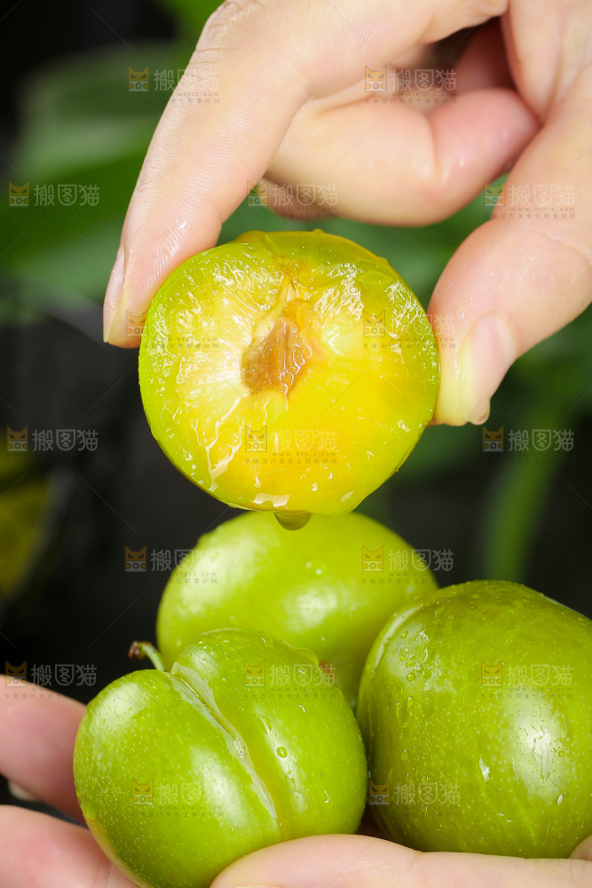手上拿着蜂糖李