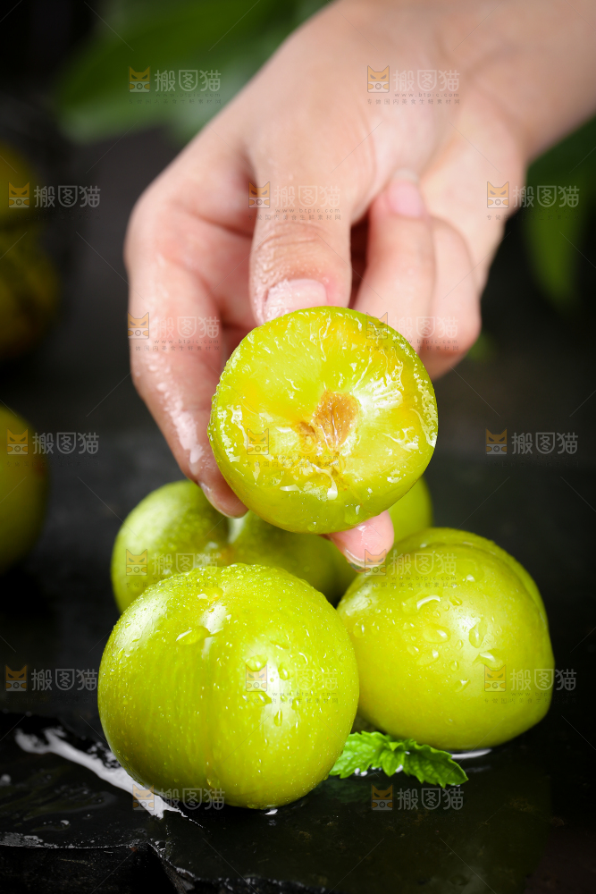 手上拿着蜂糖李