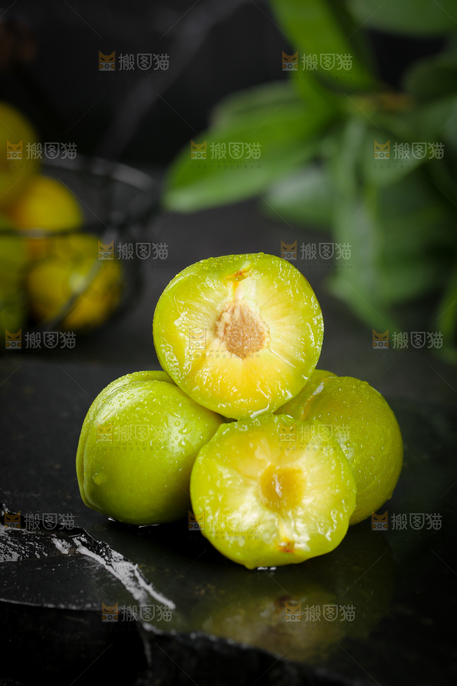 黑底上放着蜂糖李