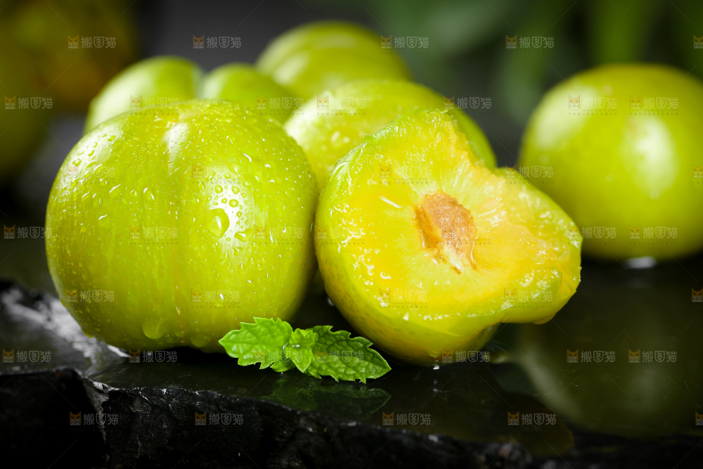 黑底上放着蜂糖李