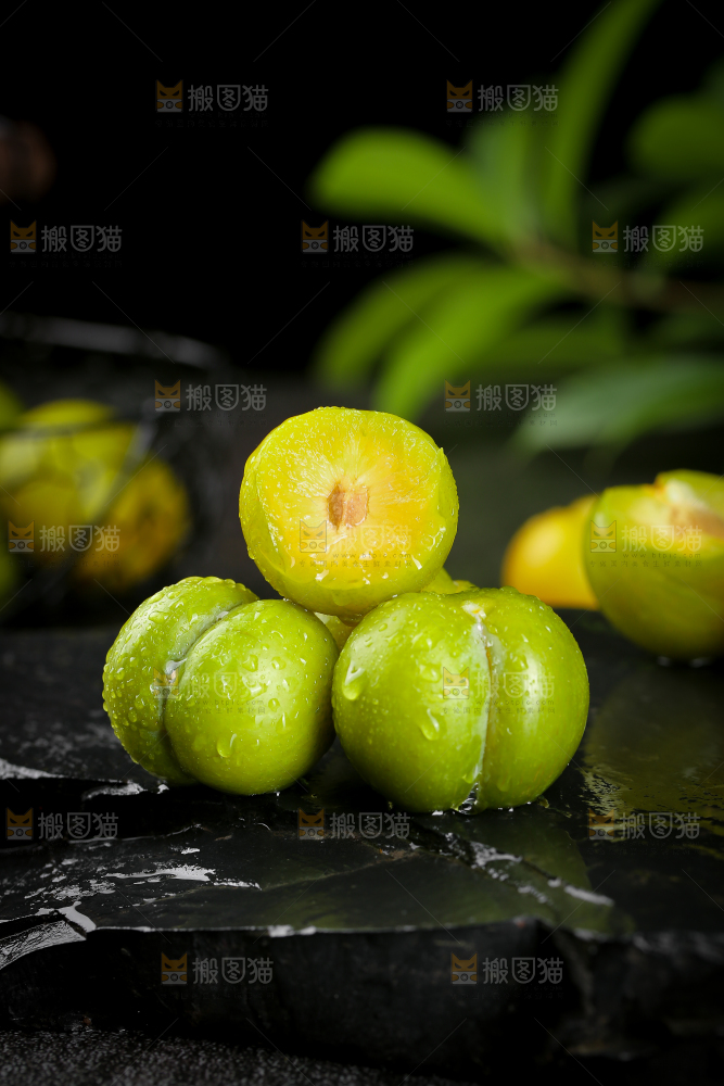 黑底上放着蜂糖李
