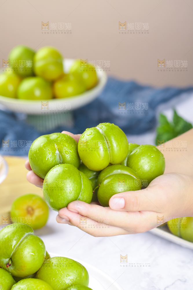 手上捧着蜂糖李