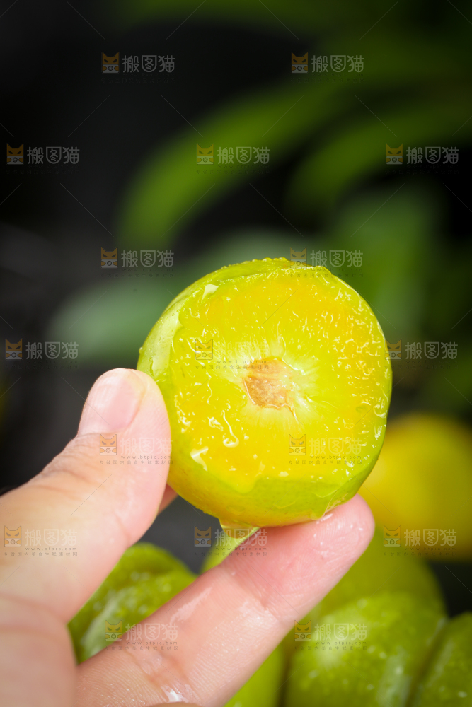 手上拿着蜂糖李