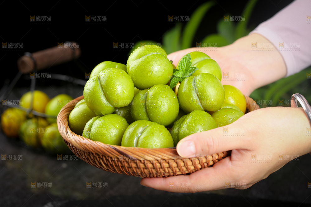 手上捧着一筐蜂糖李