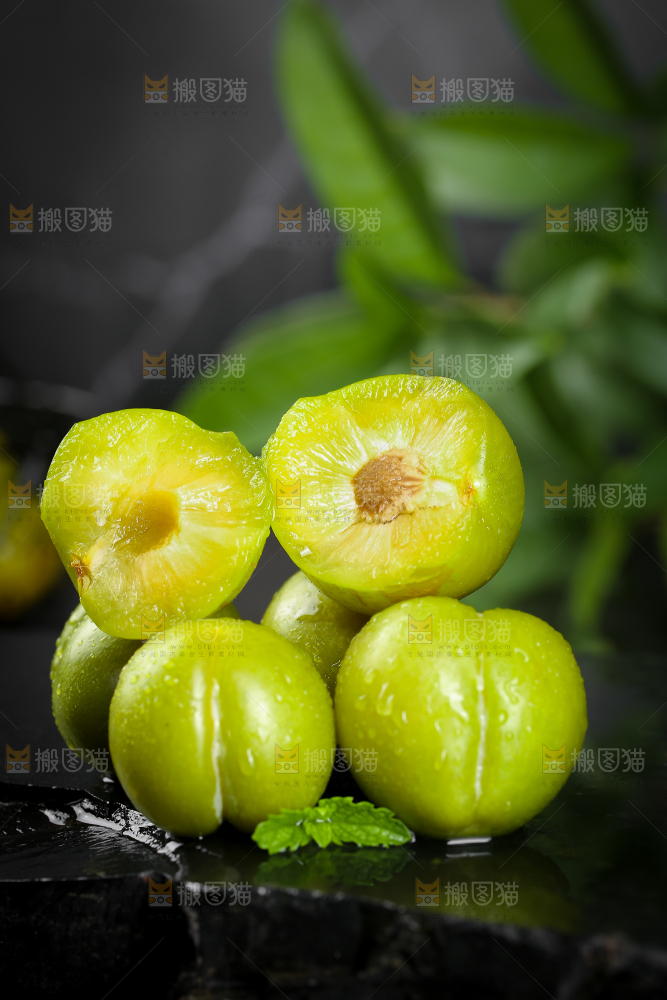 黑底上放着蜂糖李