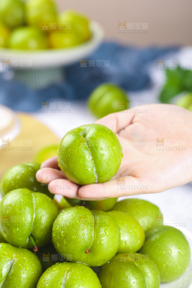手上拿着蜂糖李