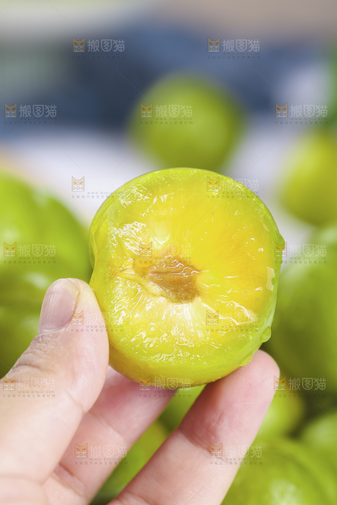 手上拿着蜂糖李