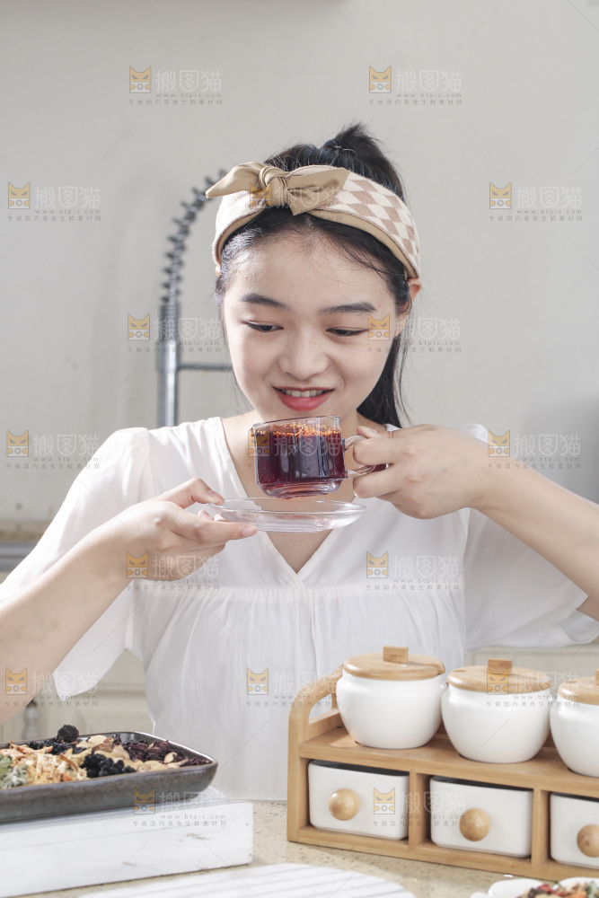 女孩手上端着一杯酸梅汤