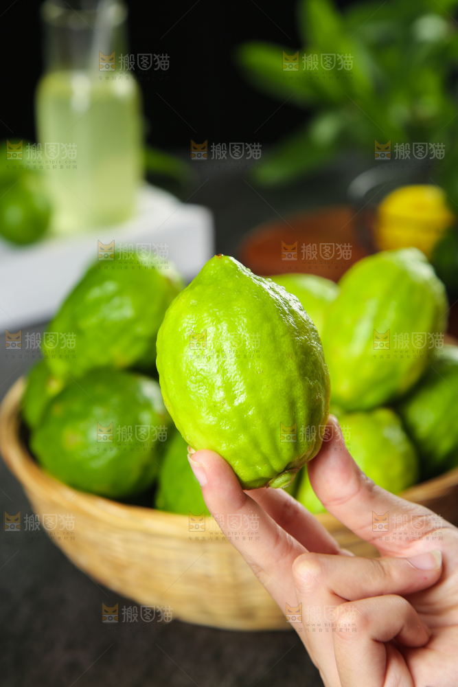 手上拿着香水柠檬