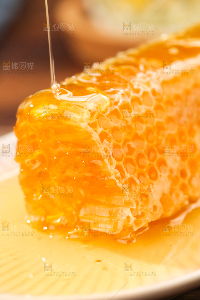 盘子里装着蜂巢蜜