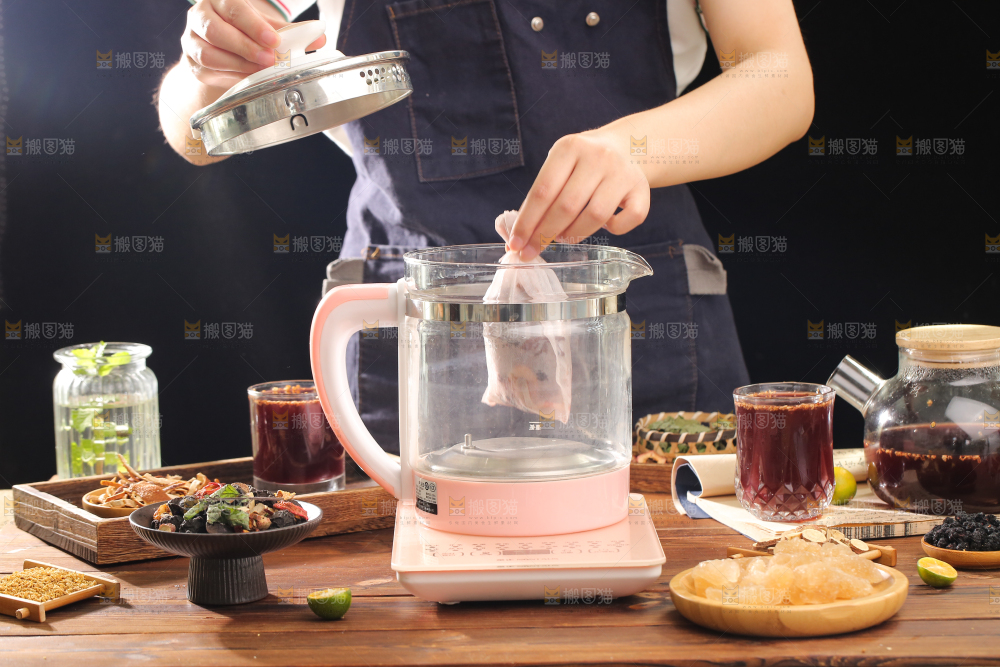 女孩正在煮酸梅汤