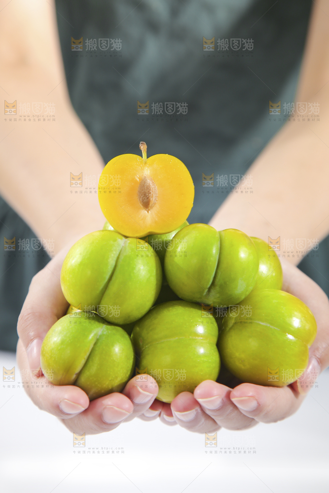 手上捧着一堆蜂糖李