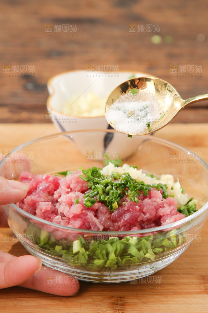 碗里装着的饺子馅