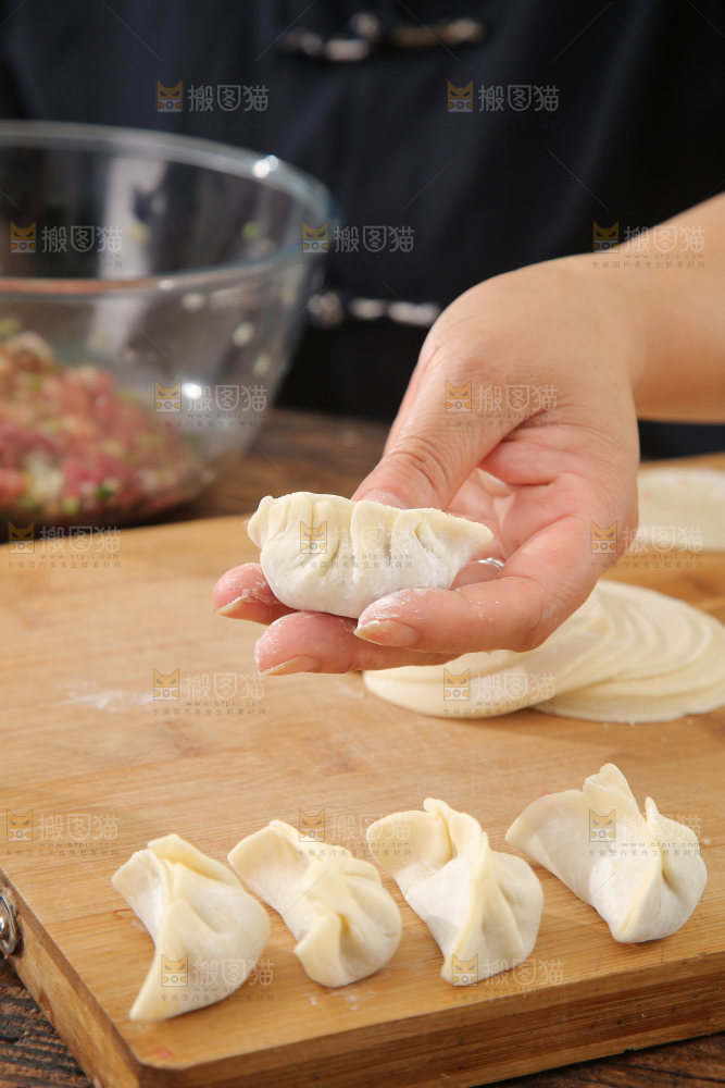 手上拿着的饺子