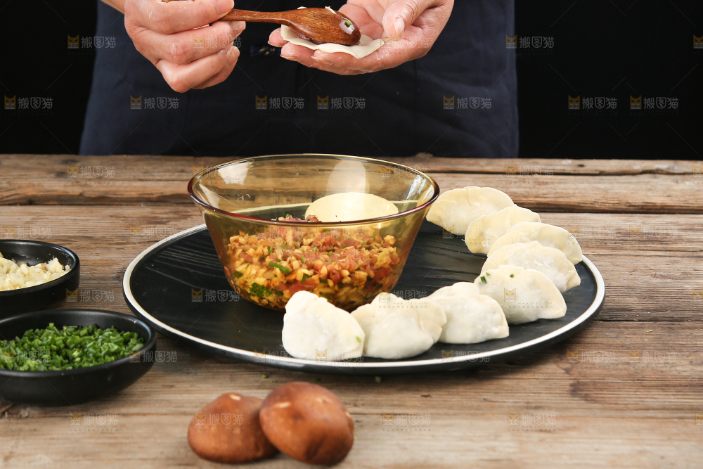 阿姨正在包饺子