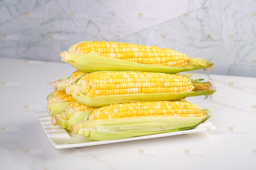 白底上放着水果玉米