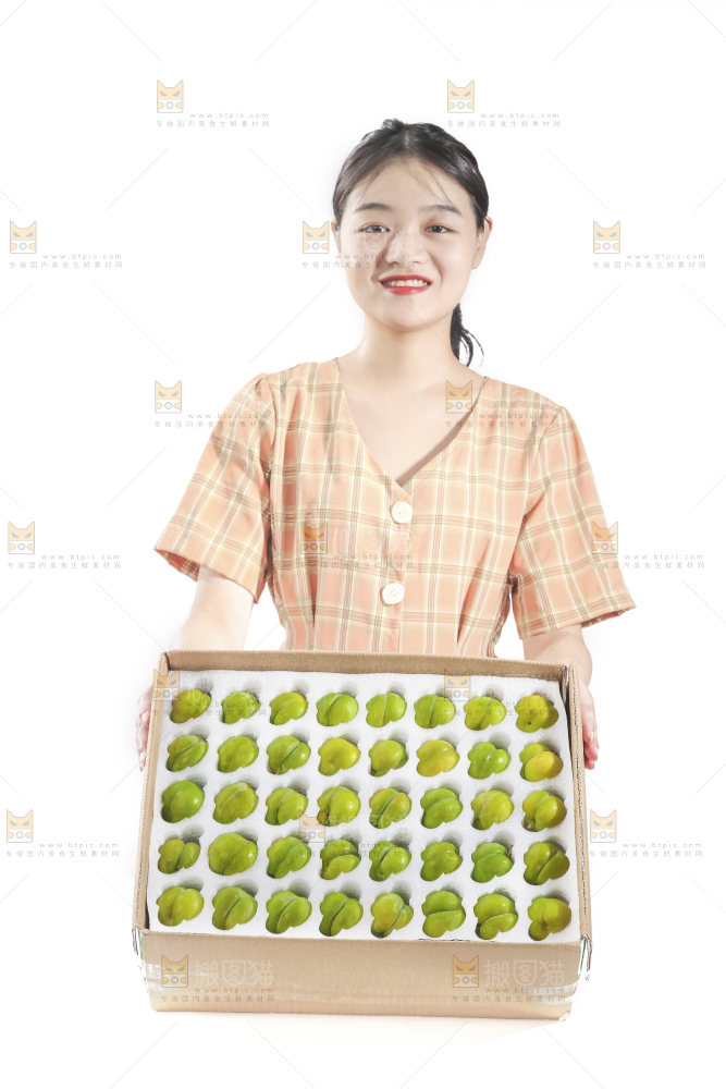 女孩手上抱着一箱蜂糖李
