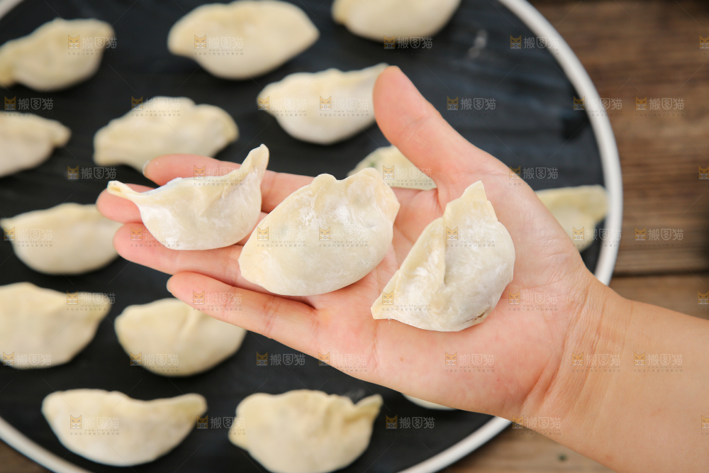 黑板上放着饺子