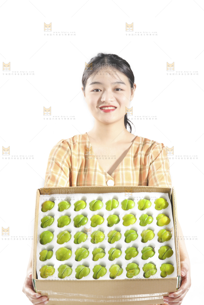 女孩手上抱着一箱蜂糖李