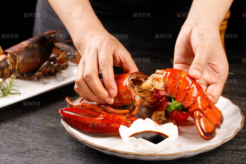 手上拿着澳洲龙虾