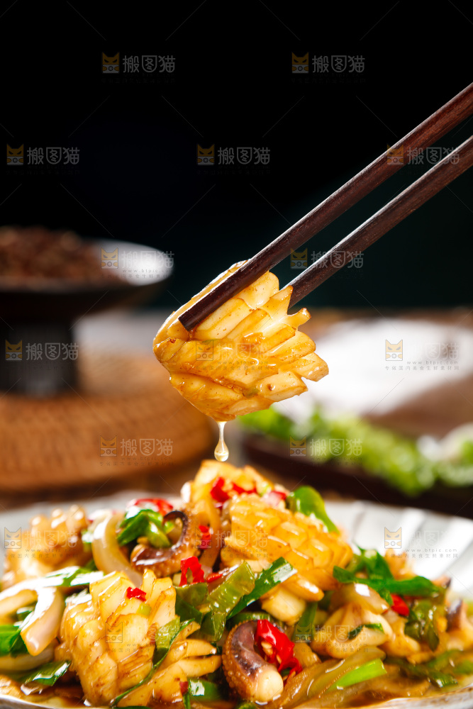 筷子上夹着墨鱼