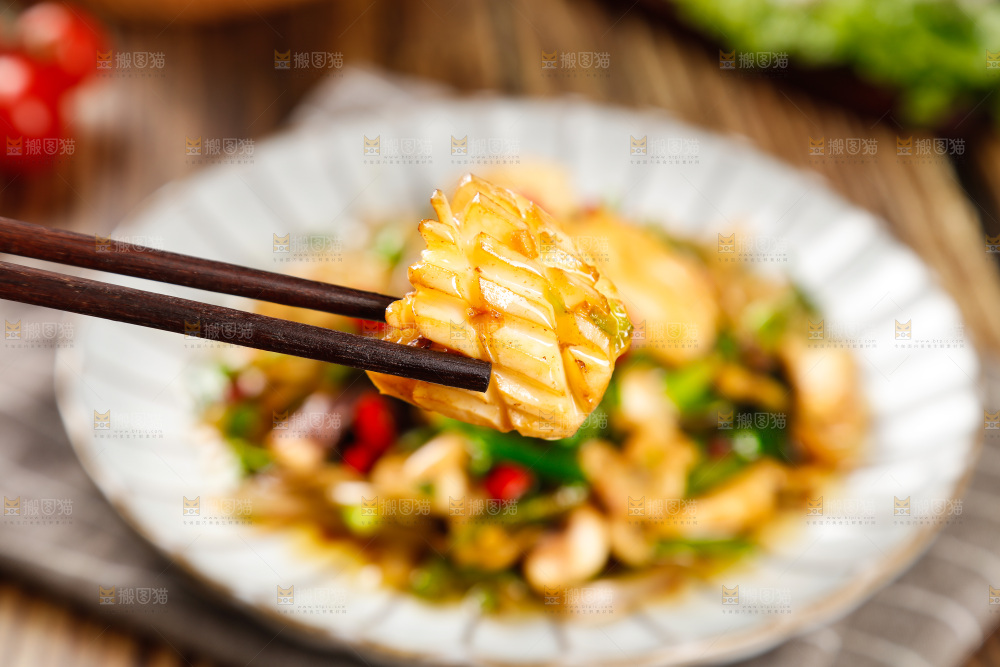 筷子上夹着墨鱼