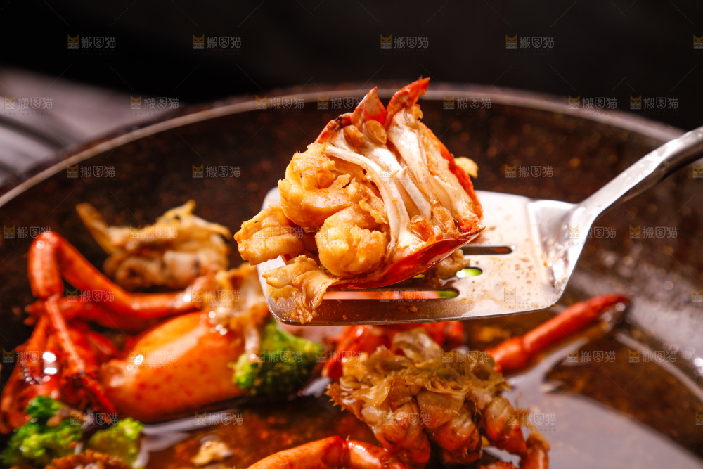 锅里正在炸的波士顿龙虾