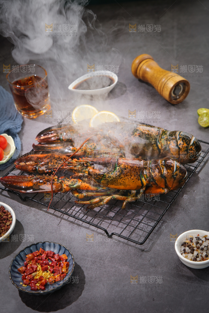 深底上放着澳洲大龙虾